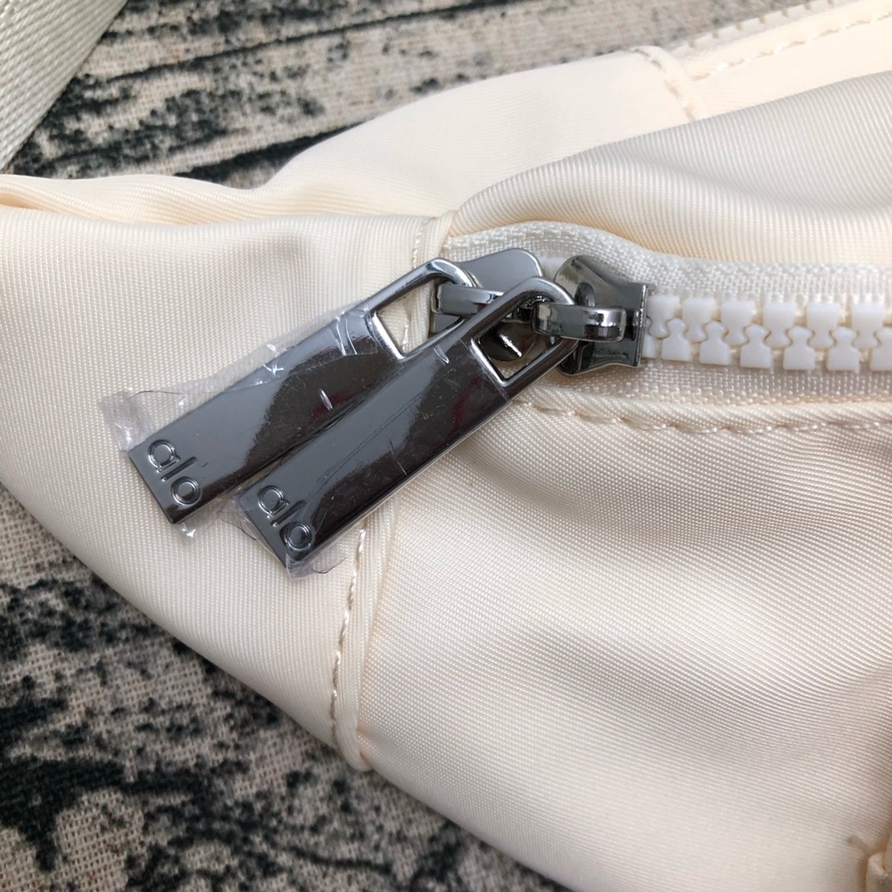 ALO Yoga Explorer Fanny Pack | Convertible Waist Bag | Gunmetal - Picture 4 of 5